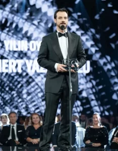 Mert Yazıcıoğlu GQ Ödül Töreni'ne damga vurdu Mert Yazicioglu GQ odul Torenine damga vurdu1 habermeydan