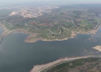 İstanbul'da Sazlıdere barajı çekildi! Eski köy evleri gün yüzüne çıktı İstanbul’da Sazlıdere barajı çekildi! Eski köy evleri gün yüzüne çıktı