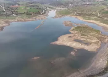 İstanbul’da Sazlıdere barajı çekildi! Eski köy evleri gün yüzüne çıktı