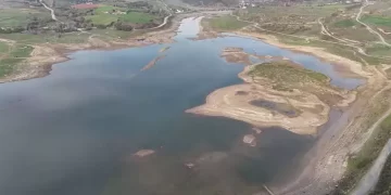 İstanbul’da Sazlıdere barajı çekildi! Eski köy evleri gün yüzüne çıktı