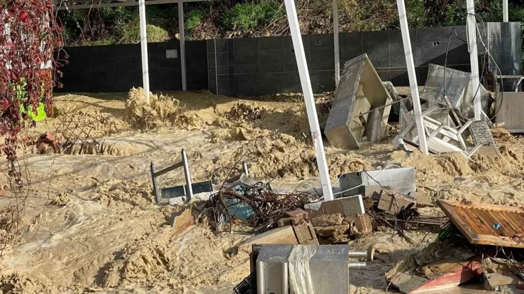 alanyada tasan dere 5 yildizli otelin sahildeki kafesini yikti habermeydan