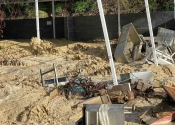 Antalya’da dere taştı, lüks otelin sahil kafesi yıkıldı