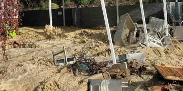 Antalya’da dere taştı, lüks otelin sahil kafesi yıkıldı