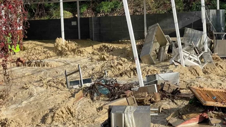 Antalya’da dere taştı, lüks otelin sahil kafesi yıkıldı.