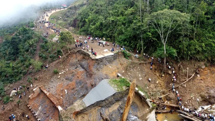Endonezya’daki şiddetli yağışlarda can kaybı 1030’a çıktı Endonezya’daki şiddetli yağışlarda can kaybı 1030’a çıktı.