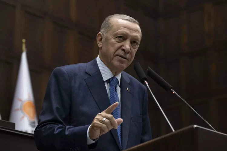 Cumhurbaşkanı Erdoğan açıkladı: Ekonomimiz 21 çeyrektir kesintisiz sürdürdüğü büyüme trendini devam ettirmiştir Cumhurbaşkanı Erdoğan, "Ekonomimiz 21 çeyrektir kesintisiz sürdürdüğü büyüme trendini devam ettirmiştir." dedi.