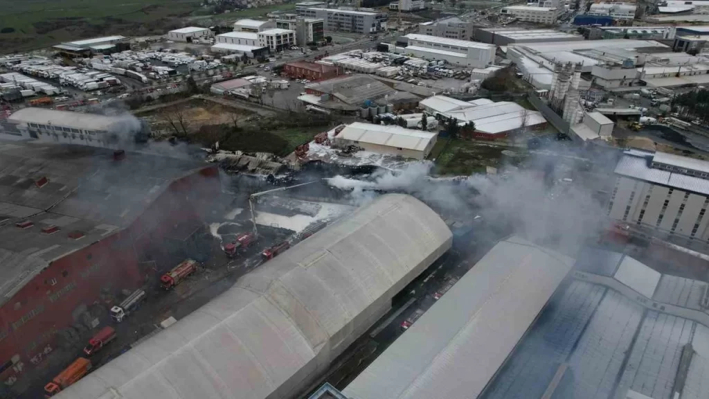 Esenyurt’ta fabrikada yangın: Alevlere müdahale sürüyor esenyurt habermeydan