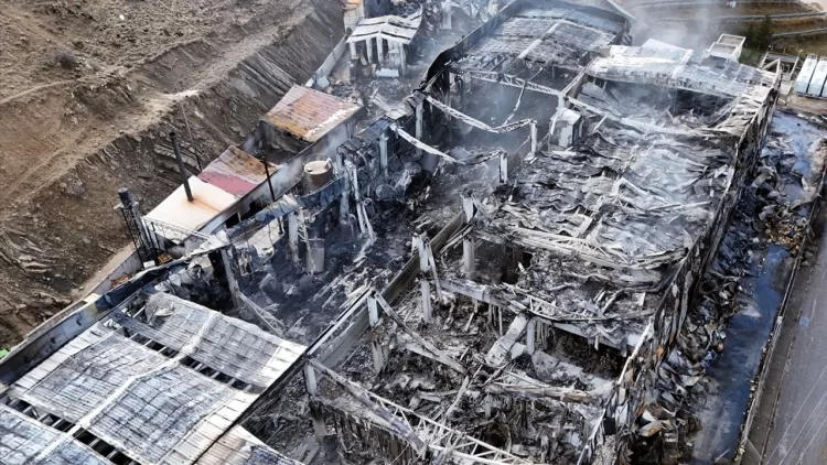 Şekerleme fabrikasında patlama: Çok sayıda yaralı var Şekerleme fabrikasında patlama...