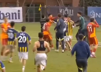 Fenerbahçe-Galatasaray U19 derbisinde kavga çıktı! Fenerbahçe-Galatasaray U19 derbisinde kavga çıktı!