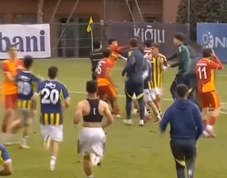 fenerbahce galatasaray u19 derbisinde kavga cikti habermeydan e1764604000341