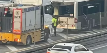 İstanbul Florya’da metrobüste yangın paniği İstanbul Florya’da metrobüste yangın paniği