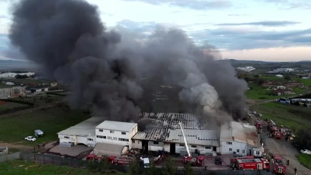 Tuzla’da fabrika yangını: Ekipler müdahale ediyor istanbul tuzlada kaucuk fabrikasinda korkutan yangin habermeydan