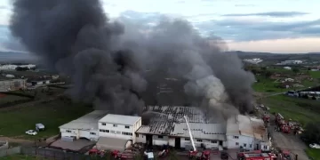 Tuzla’da fabrika yangını: Ekipler müdahale ediyor Tuzla’da fabrika yangını: Ekipler müdahale ediyor