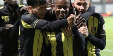 İstanbulspor, Sivasspor önünde geriden gelerek kazandı! İstanbulspor, Sivasspor önünde geriden gelerek kazandı!