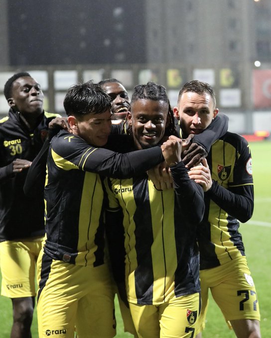 İstanbulspor, Sivasspor önünde geriden gelerek kazandı! istanbulspor sivasspor onunde geriden gelerek kazandi habermeydan