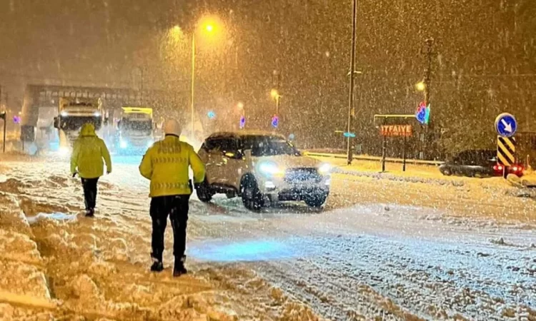 Kar yağışının etkisini artırmasının ardından yarın okullar tatil mi? sorusu gündeme geldi.