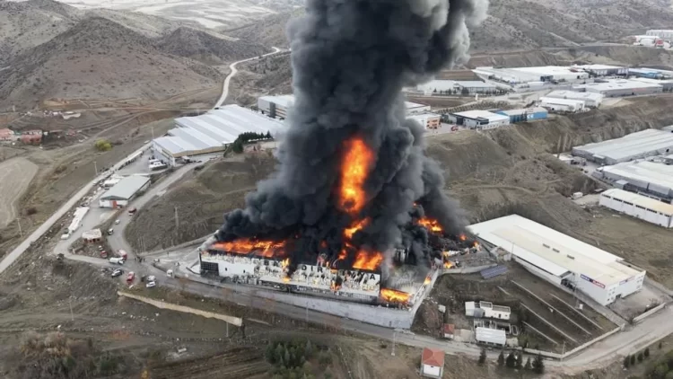 Kırıkkale’de bir fabrika alevlere teslim oldu! İşte ilk bilgiler… Kırıkkale'de bir fabrika alev alev yanıyor.