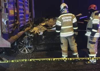 Kütahya’da otomobil TIR’a çarptı: 4 kişi hayatını kaybetti