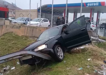 Muş-Bitlis kara yolunda 2 otomobilin çarpışması sonucu 3 kişi yaralandı!