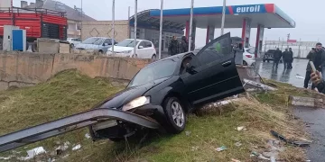Muş-Bitlis kara yolunda 2 otomobilin çarpışması sonucu 3 kişi yaralandı!