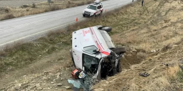 Muş'ta, ambulansın devrilmesi sonucu 3 kişi yaralandı! Muş’ta, ambulansın devrilmesi sonucu 3 kişi yaralandı!