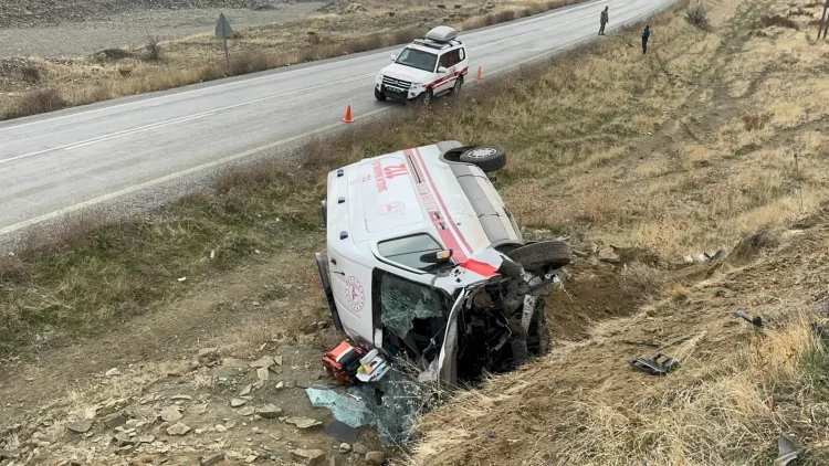 Muş'ta, ambulansın devrilmesi sonucu 3 kişi yaralandı! musta ambulansin devrilmesi sonucu 3 kisi yaralandi habermeydan