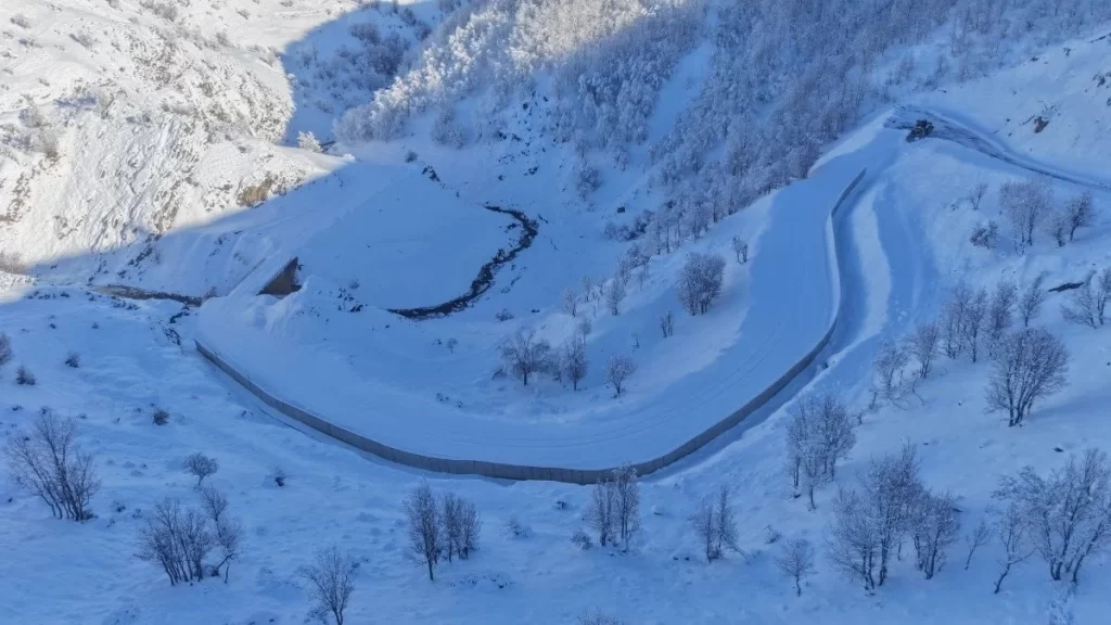 musta kardan kapali 333 koy yolu bir gunde ulasima acildi habermeydan