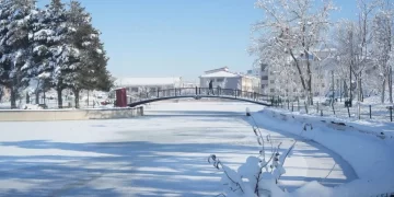 Muş’ta, soğuktan göletler dondu, çatılarda buz sarkıtları oluştu!