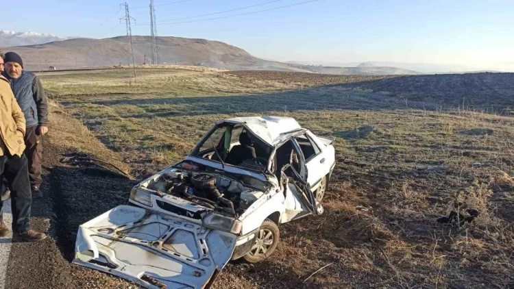 musta takla atan otomobilde 4 kisi yaralandi habermeydan