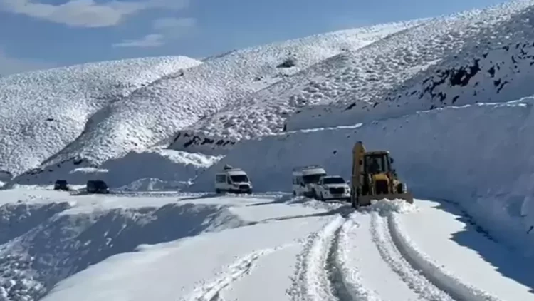 musta yogun kar yagisi 333 koy yolunu kapatti habermeydan