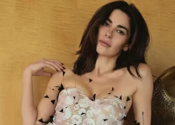 Nesrin Cavadzade dekoltesiz! Kıyafeti çok konuşuldu Nesrin Cavadzade dekoltesiz! Kıyafeti çok konuşuldu