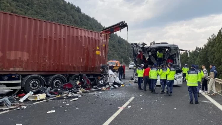Osmaniye’de feci trafik kazası: 7 ölü, 11 yaralı Osmaniye’de feci trafik kazası...