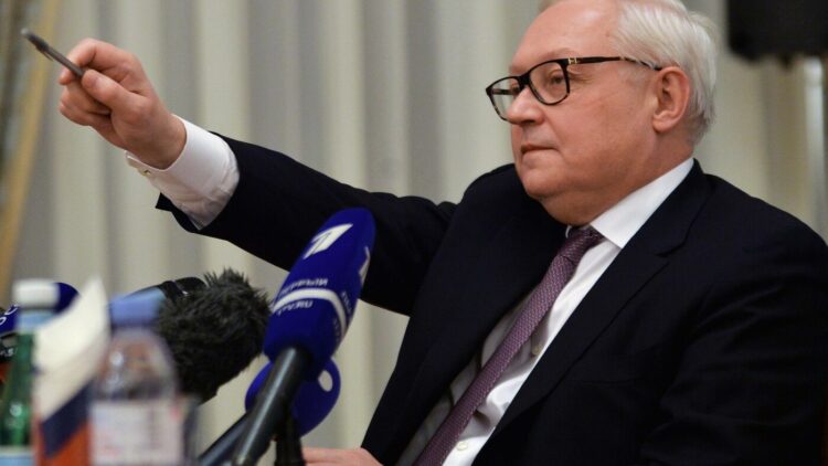 Rusya’dan açıklama: Ukrayna’da NATO ya da benzeri birliklere karşıyız Rusya’dan, "Ukrayna’da NATO ya da benzeri birliklere karşıyız." açıklaması...