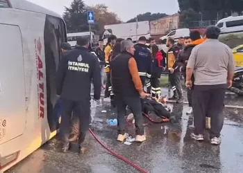 Maltepe’de servis minibüsü devrildi! Yaralılar var Maltepe’de servis minibüsü devrildi! Yaralılar var