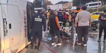 Maltepe’de servis minibüsü devrildi! Yaralılar var Maltepe’de servis minibüsü devrildi! Yaralılar var