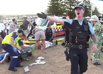 Avustralya’da plajda silahlı saldırı: 9 kişi hayatını kaybetti, 11 yaralı Avustralya’da plajda silahlı saldırı: 9 kişi hayatını kaybetti, 11 yaralı