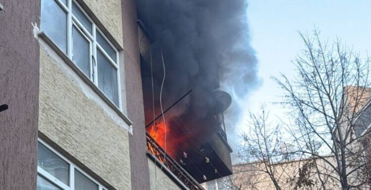 Sinop Boyabat'ta, bir apartmanda çıkan yangın korkuttu! sinop boyabatta bir apartmanda cikan yangin korkuttu habermeydan e1765809403227