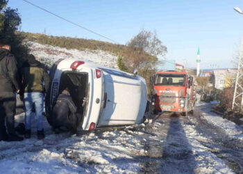 Sinop Türkeli’de, buzlanma nedeniyle otomobil yan yattı!