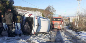 Sinop Türkeli’de, buzlanma nedeniyle otomobil yan yattı!