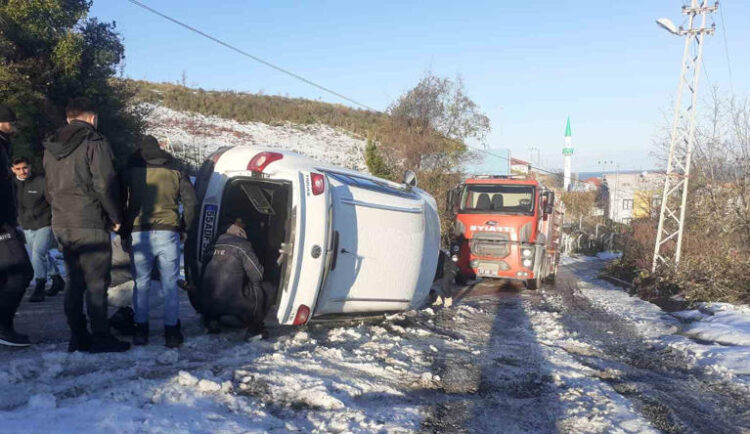 Sinop Türkeli'de, buzlanma nedeniyle otomobil yan yattı! sinop turkelide buzlanma nedeniyle otomobil yan yatti habermeydan e1767106602207