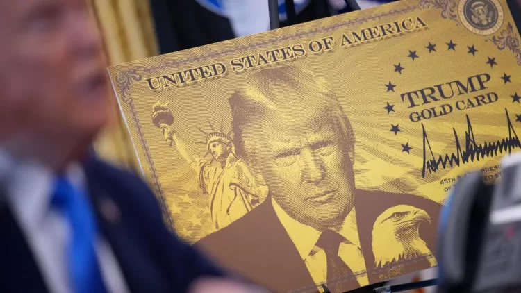 Trump, bir milyon dolarlık 'altın kart' vizesini başlattı ABD Başkanı Donald Trump, en az 1 milyon dolar ödeyebilecek varlıklı yabancılara, vatandaşlığa giden yolu açan hızlandırılmış ABD vizesi sağlayan yeni bir program başlattı.