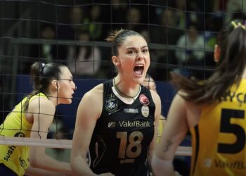 VakıfBank, Fenerbahçe'yi deplasmanda geçip 10'da 10 yaptı! VakıfBank, Fenerbahçe’yi deplasmanda geçip 10’da 10 yaptı!