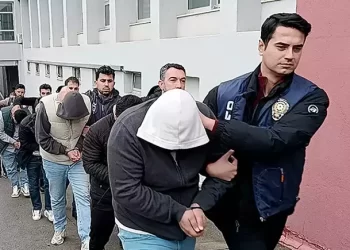 Adana merkezli yasa dışı bahis çetesi çökertildi! 50 milyonluk kripto trafiği ortaya çıktı Adana merkezli yasa dışı bahis çetesi çökertildi! 50 milyonluk kripto trafiği ortaya çıktı