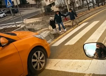 Ankara’da Yaya Geçidinde Anne ve Çocuklarına Yol Vermeyen Taksiciler Yakalandı