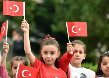 Okullarda ikinci dönem 'Bayrak Sevgisi' temasıyla başlayacak Okullarda ikinci dönem ‘Bayrak Sevgisi’ temasıyla başlayacak