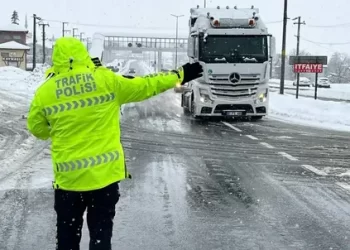 Bolu Dağı geçidinde kar alarmı! Ağır tonajlı araçların geçişine izin verilmiyor