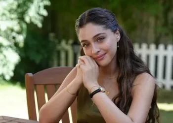 Cem Bölükbaşı'ndan Cemre Baysel'e romantik hediye Cem Bölükbaşı’ndan Cemre Baysel’e romantik hediye