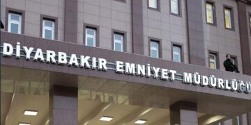 Diyarbakır Emniyeti'ne saldırı girişimi! İl emniyet binası önüne patlayıcı atıldı Diyarbakır Emniyeti’ne saldırı girişimi! İl emniyet binası önüne patlayıcı atıldı