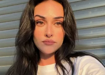Esra Bilgiç’in otopark pozları büyüledi