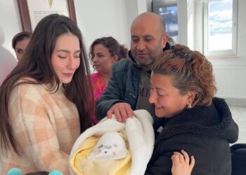 “Geçici Koruyucu Aile” modelinin 100’üncü Bebeği Samsun’da koruyucu ailesiyle buluştu